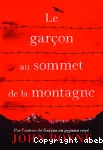 Le garçon au sommet de la montagne